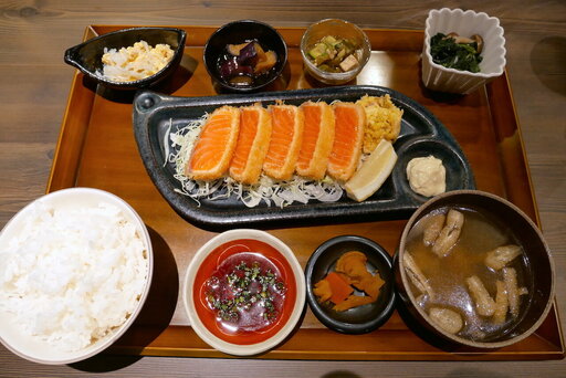 サーモンレアカツ定食