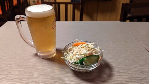 生ビールとサラダ