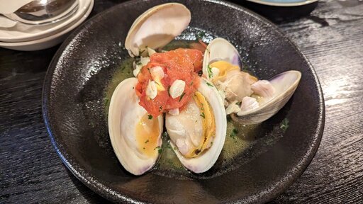 白ハマグリのワイン蒸し