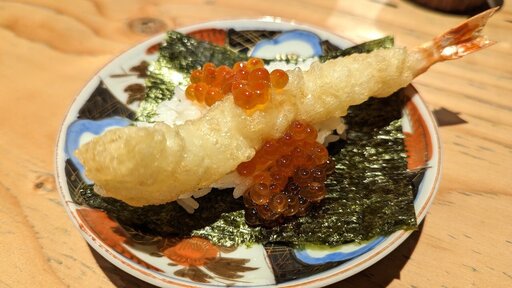  海老の天むすいくら乗せ