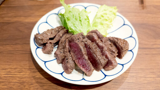 ラム肉のレアステーキ