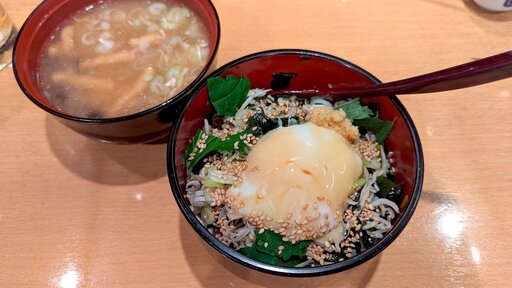 ワカメとじゃこの温玉のせごはん