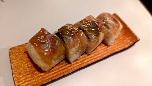 豊洲直送　地魚の棒鮨