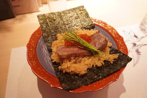 炙り黒毛和牛といくらの手巻き寿司