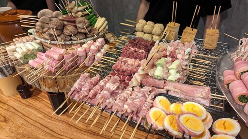 カウンターに並ぶ串焼き