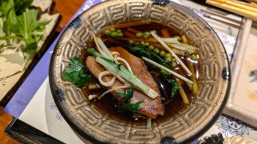 そばつゆで鴨を食べる
