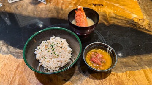 ガーリックライス+和牛ユッケ トリュフ卵ソース、イセ海老 味噌汁