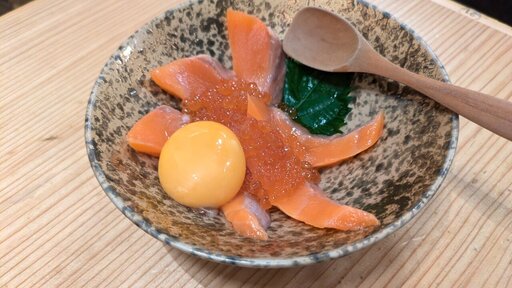 サーモンいくらユッケ