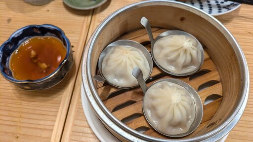 海老酢で食べる小籠包