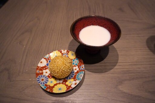 ごま団子とマンゴープリン杏仁ソース