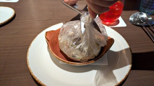ハーブと共に蒸した数種の菌と鮑 カルトッチョスタイル
