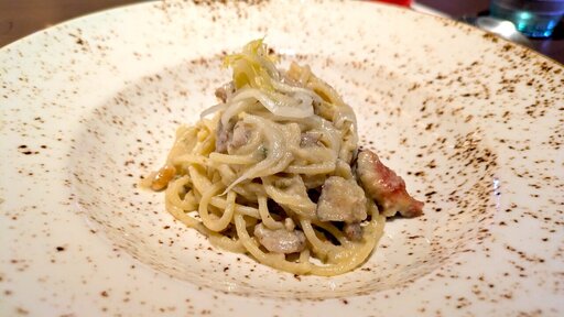 無花果と軽く火を通したチコリ サルシッチャのパスタ