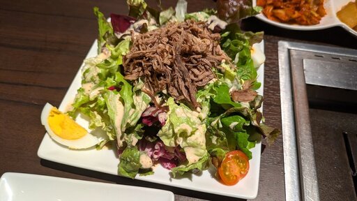特製サラダ（小形牧場牛コーンビーフのせ）