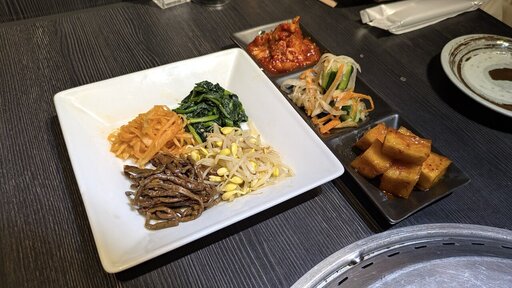 ナムル盛り合わせとキムチ盛り合わせ