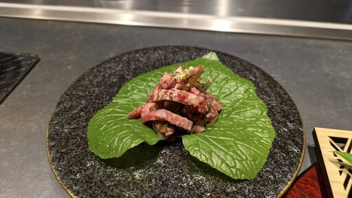 【前菜】和牛生肉を使った花山葵の和風タルタル
