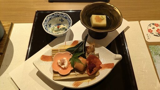 前菜 いんげん白和え 季節豆腐 長芋酒盗和之牛八幡巻き サーモン寿司 山桃 海老芝煮