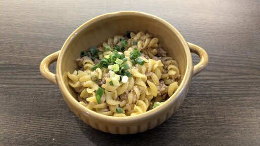 マカロニとひき肉のガーリックオイルいため