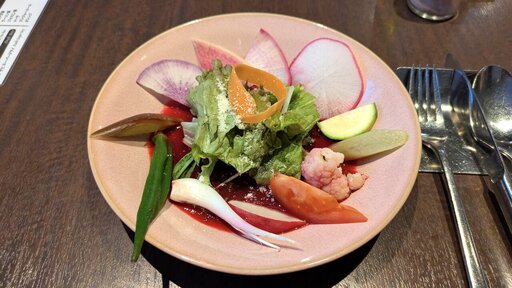 一日に必要な野菜の半分が摂れるサラダ