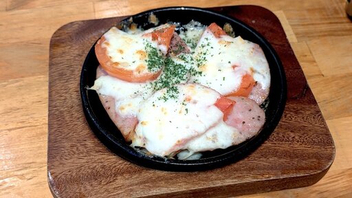 トマトとウインナーのチーズ焼き