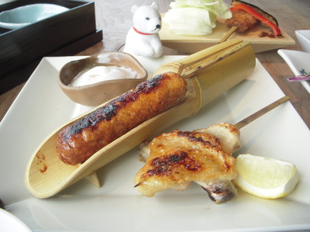 つくね焼き温泉玉子添え、手羽焼き