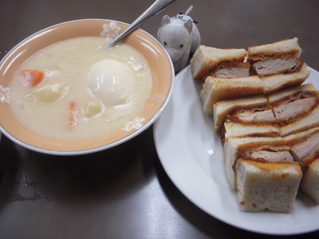 クリームシチューとヒレカツサンド