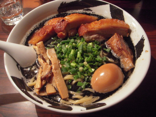 黒 無骨味玉チャーシュー麺