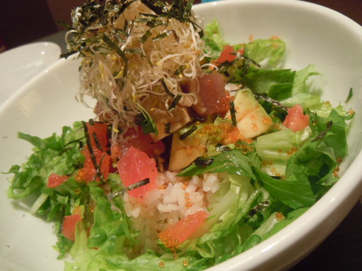 レアに焼いたマグロとアボカドのステーキ丼