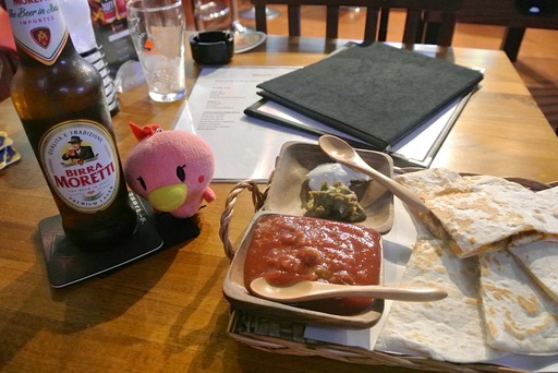 モレッティとチキンケサディーヤ