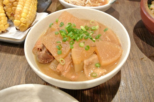 牛すじとモツの煮込み