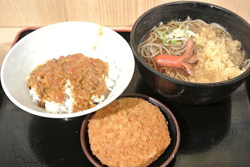 キーマカレー丼とたぬきタコウィンナーそば