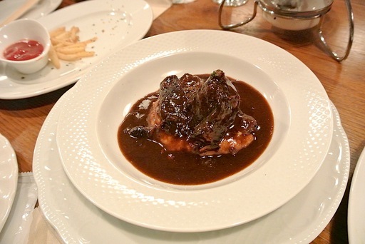 牛ほほ肉の赤ワイン煮込み