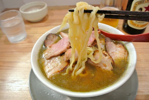 不揃いな麺が手打ちの証