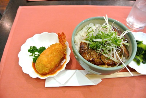 ステーキ丼と海老クリームコロッケ