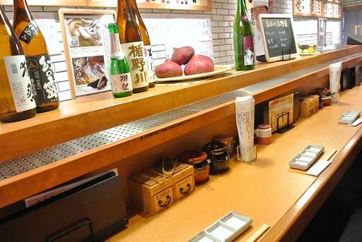 明るい店内に長いカウンター