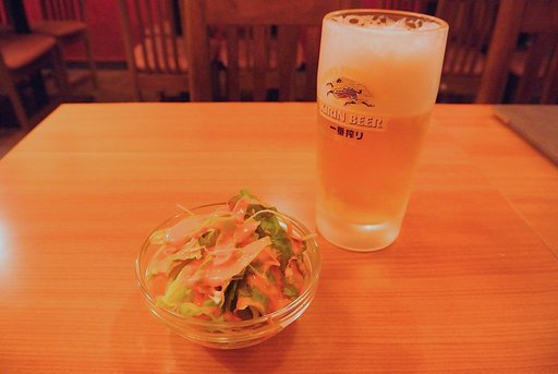 生ビールとサラダ