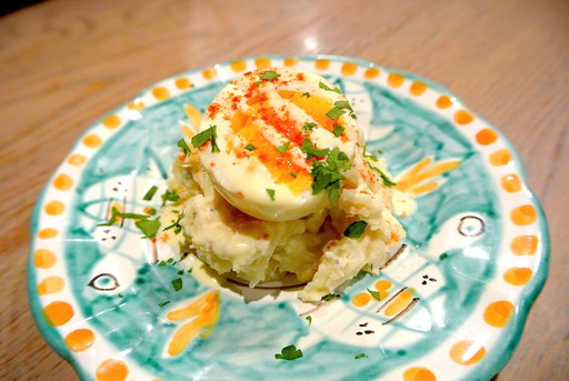 ポテトサラダ燻製卵載せ