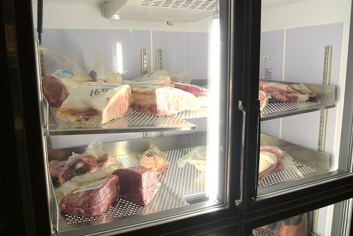 肉の冷蔵庫