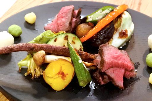 黒毛和牛炙り　焼野菜添え