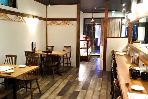 オープンしたばかりの綺麗な店内