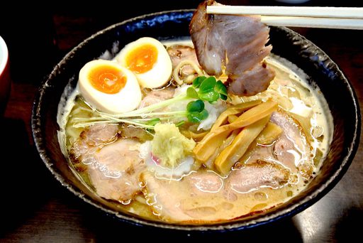 肉そば味噌 味付玉子入り チャーシューリフト
