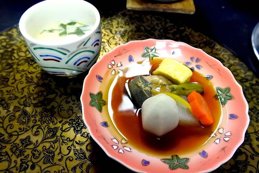 鰤と根菜の炊き合わせ 大根、人参、しし唐、海老芋、鉢柚子