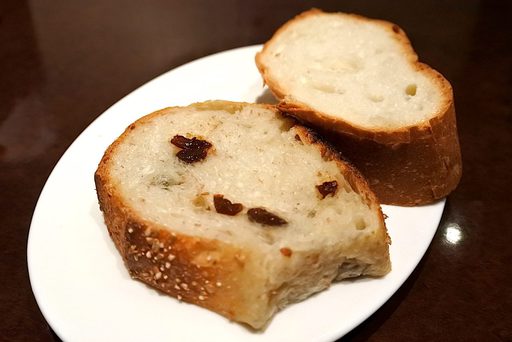バケットとレーズンパン