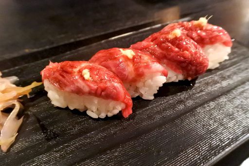 名刺代わりの三角バラ 肉寿司