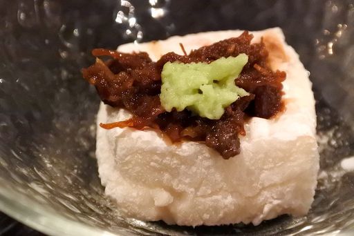 焼き胡麻豆腐、馬肉のしぐれ煮のせ