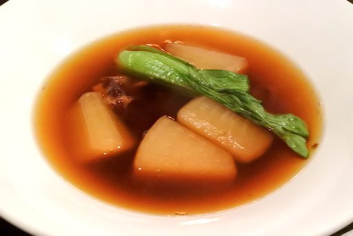 馬のテールと聖護院大根を炊いたもの