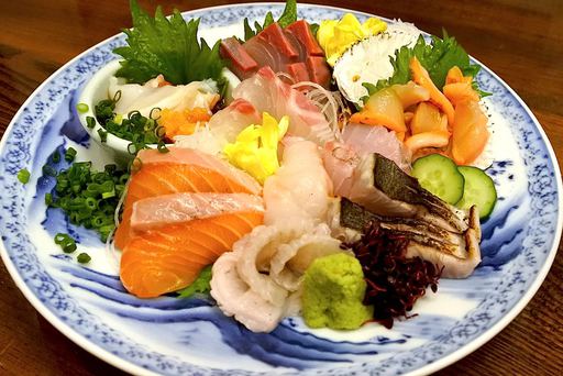 築地直送！1日限定10食の刺身ガチ盛り500円