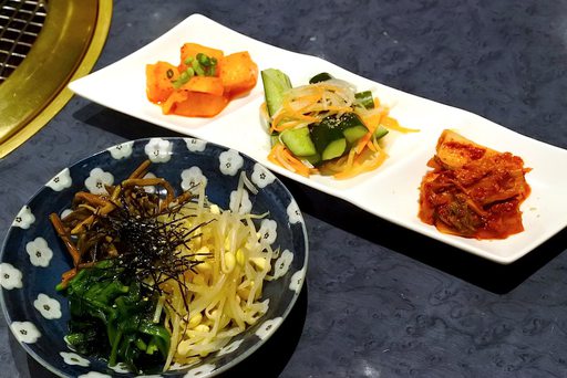 ナムル盛り合わせとキムチ盛り合わせ
