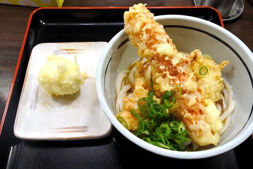 ちくわ天＋鶏天 冷やしぶっかけうどん with 半熟卵天