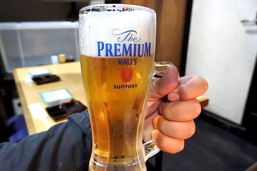 生ビールはプレミアムモルツ