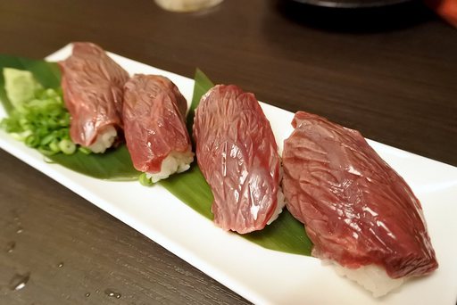 熊本県桜肉の炙り寿司